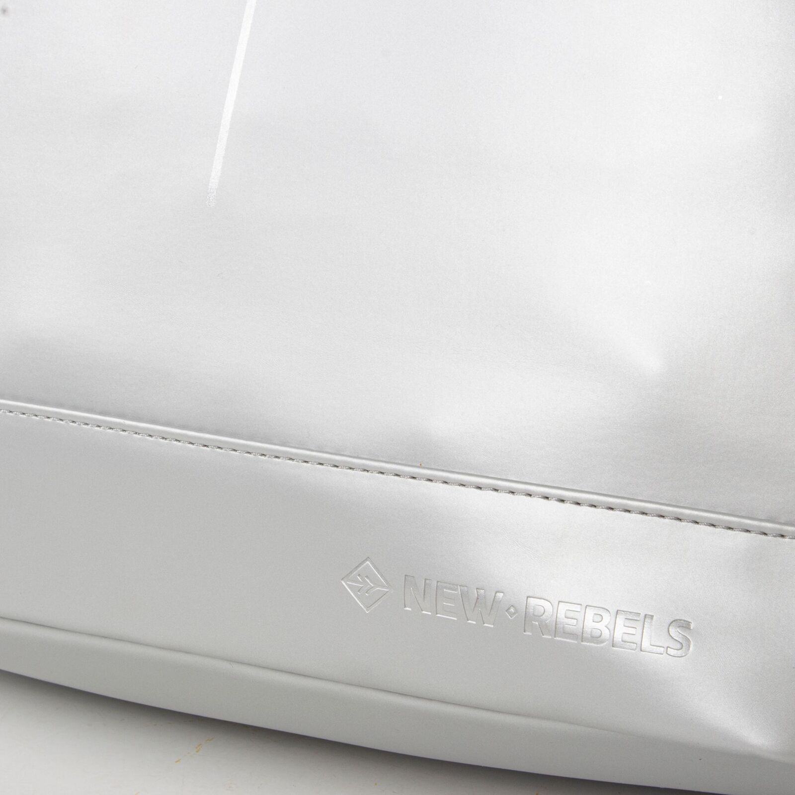 9sGb6sFQ Mart - New York Rolltop Rucksack silber metallic