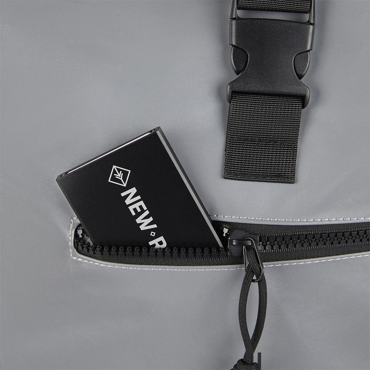 4DA54E3F47A53F967E95A601AD20F8FC99B716E7 Reflect - New York Rolltop Rucksack silber